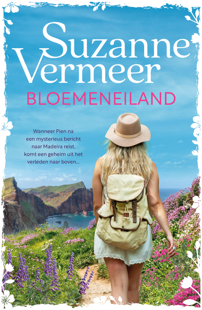 Vrouw loopt op Madeira. Ze loopt door een wei met bloemen. Rechts staan enkele bergen.
