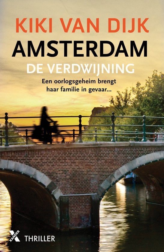 Amsterdamse gracht, over de brug fiets een vrouw. Het is zonsondergang