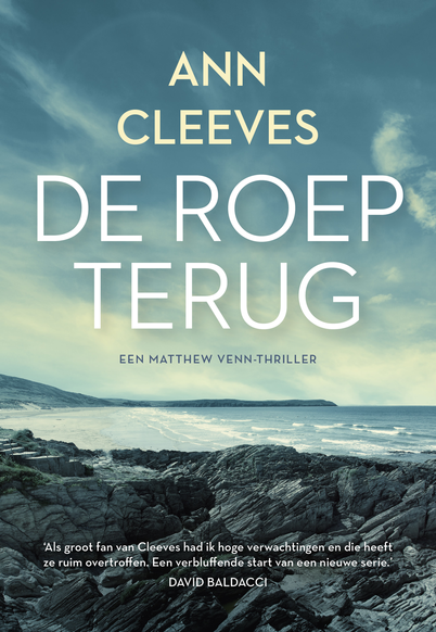 Omslag De roep terug. Rotsen er achter ligt de zee