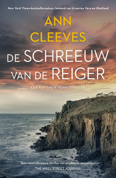 Links zee, rechts rotswand met er achter een dorp. Omslag van De schreeuw van de reiger