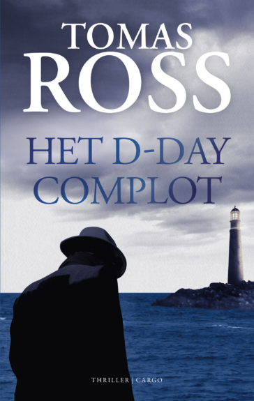 Omslag van Het D-day complot, geschreven door Tomas Ross. Man op de voorgrond, op de achtergrond zee en een vuurtoren