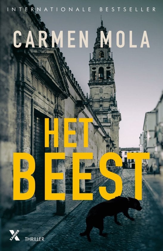 Omslag van het boek Het beest van Carmen Mola. Op de achtergrond zie je een klokkentoren.