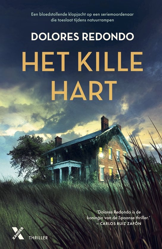 Afgelegen huis in een grasveld. Huis ziet er wat vervallen uit