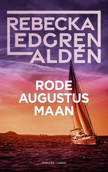 Omslag van Rode augustusmaan. Je ziet de zee tijdens een zonsondergang met een zeilboot.