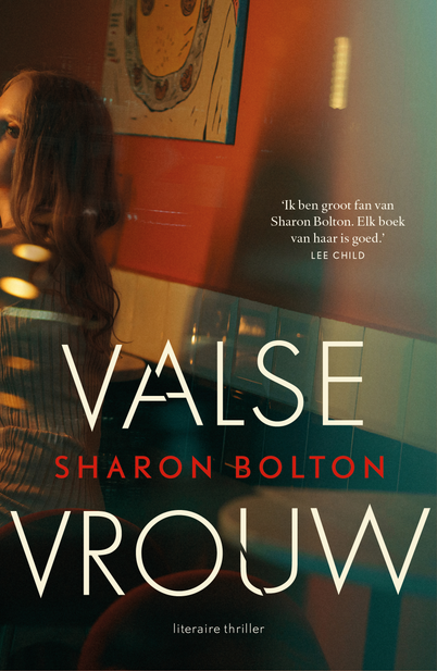 Omslag valse vrouw van Sharon Bolton. Er staat een vrouw half op de kaft in de zon. Ze zit op de bank