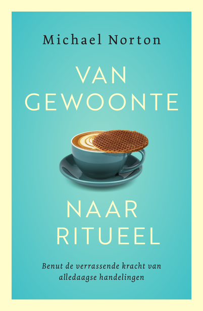 Koffiekopje met schoteltje, waar een stroopwafel half op ligt.